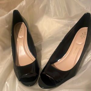 Nine West open toe wedge heels. Black patent.